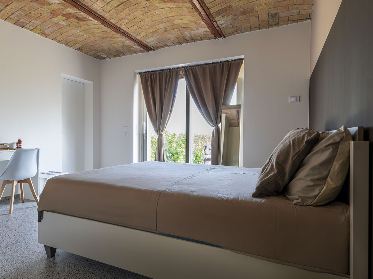 Bright double room with a window opening onto the garden